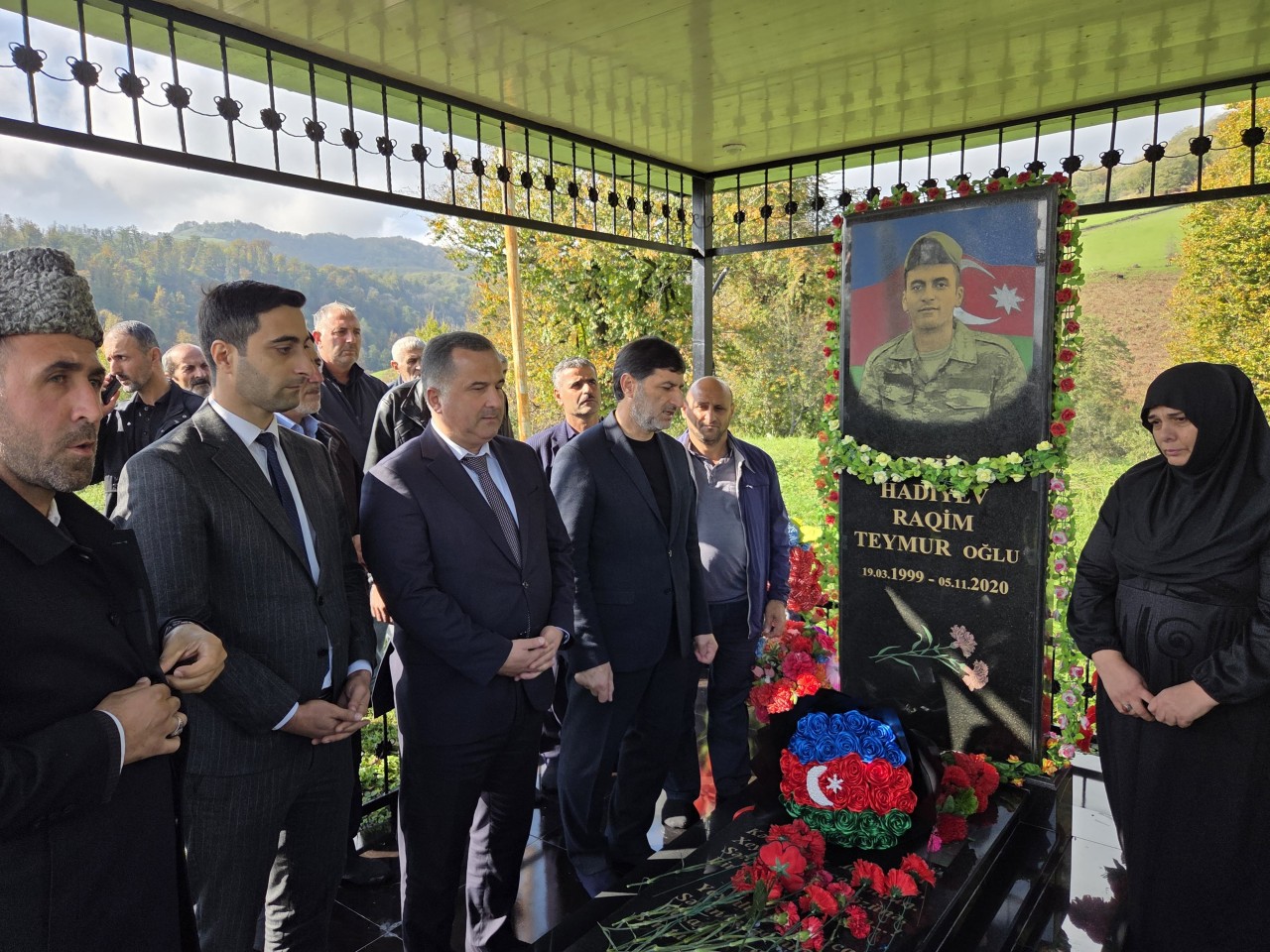 İcra başçısı şəhidlərin anım günündə iştirak edib - FOTOLAR